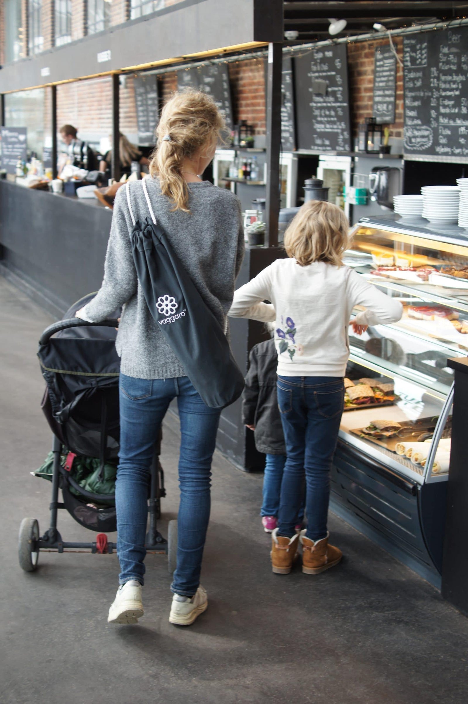 Vaggaro travel bag carried outside with family